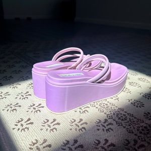 Chelsea & Violet Benni Color-Changing Flatform Wedge Thongs 🤍💜🤍